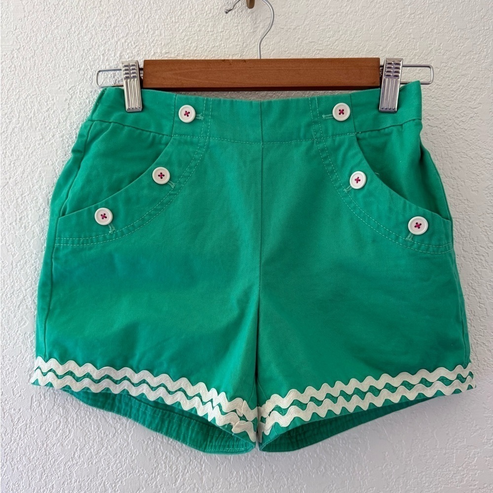 Mini Boden girls pull on shorts in green button front details Size 12y